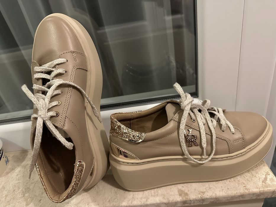 Дамски обувки от есте свена кожа