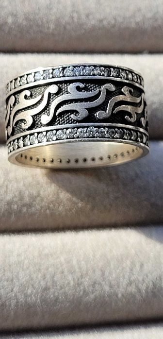 Inel argint cu bandă ornamentală si zirconiu cubic