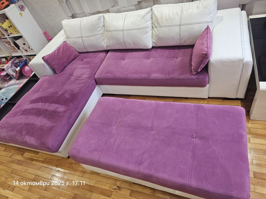 Диван бяла кожа с циклама