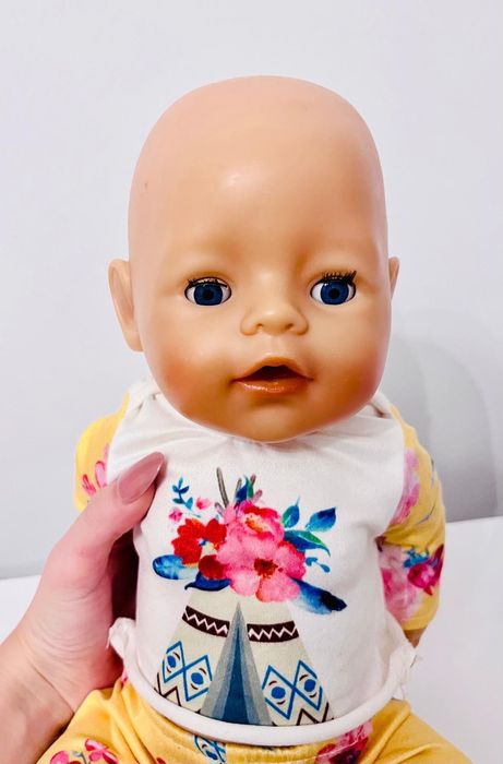 Baby Born, Bebe fetiță interactivă cu hăinuțe și accesorii