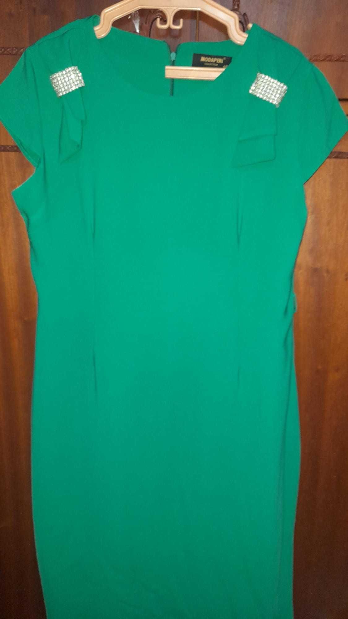 Vand rochii de ocazie,noi fara eticheta.mai multe relatii la tel.