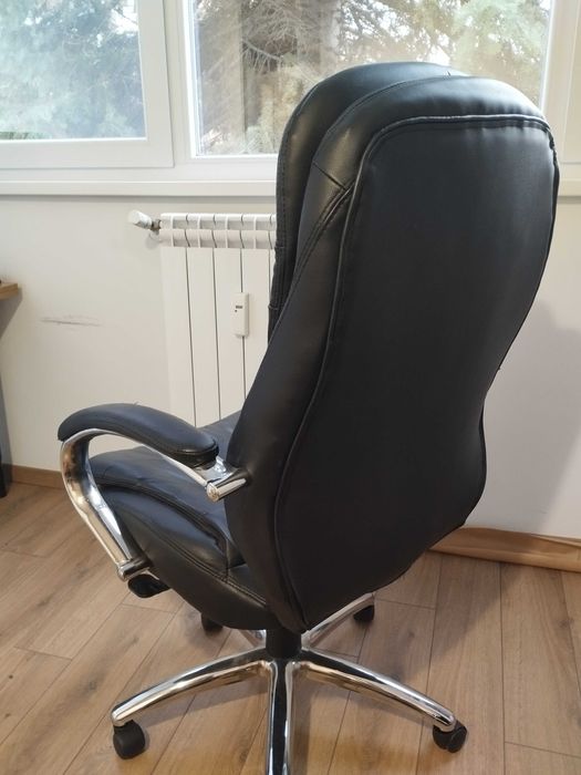 Президентски офис стол Carmen 6114 - черен