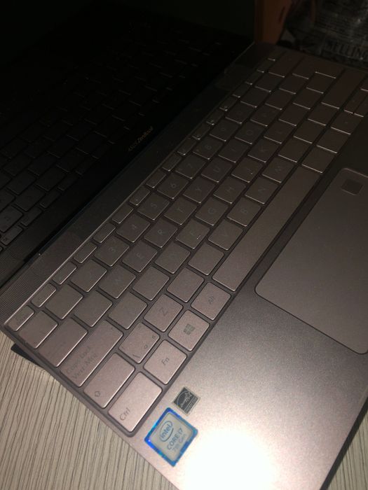 Употребяван ASUS ZenBook 3 UX390.Core i7-75000, 8 GB RAM,