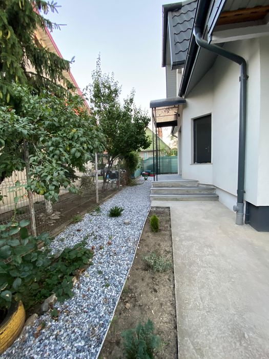 Apartament cu 2 camere+living ,bucatarie și curte privată