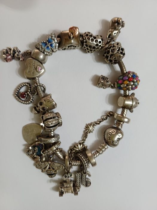 Bratara Pandora cu 18 charmuri