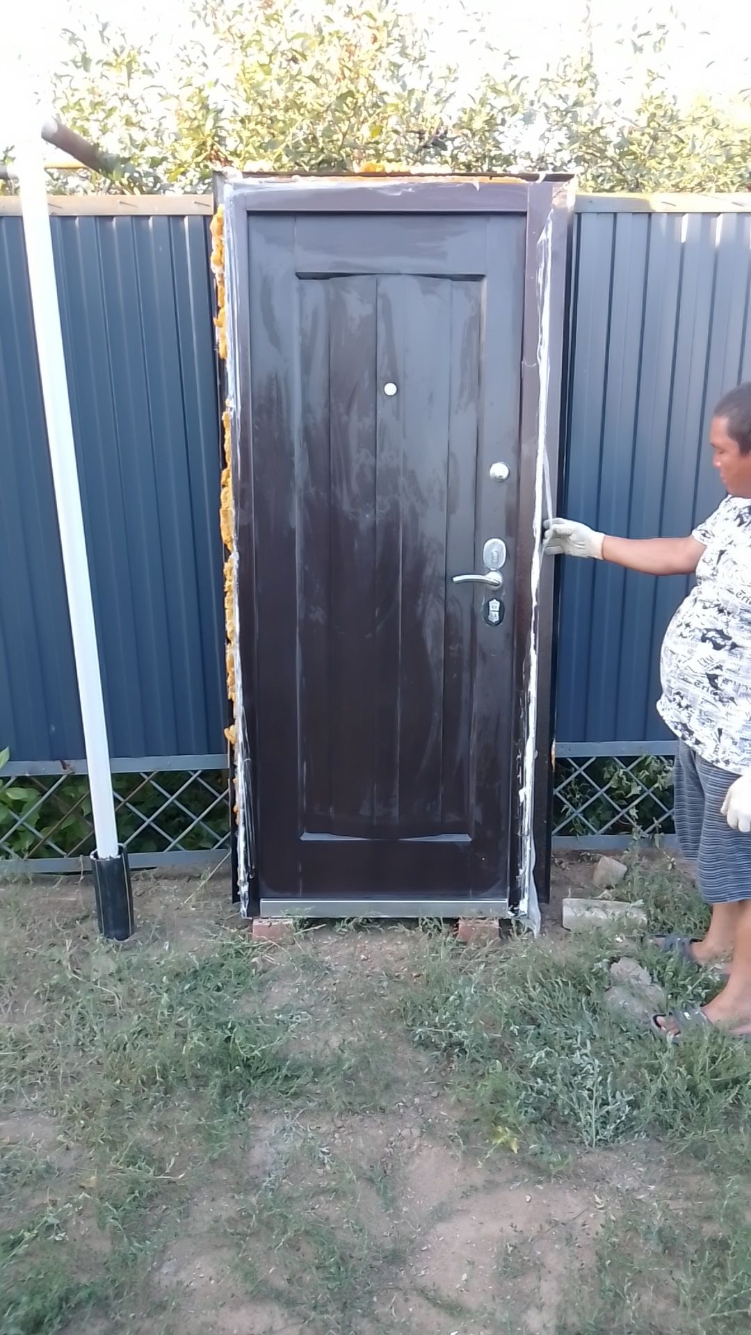 Продам выходную дверь