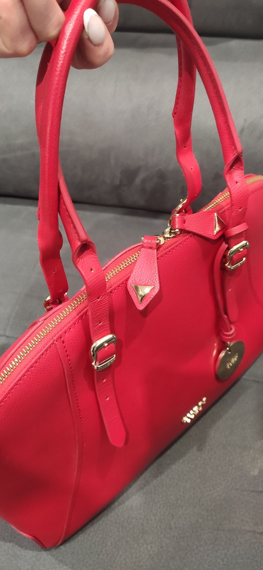 Дамска чанта на Guess