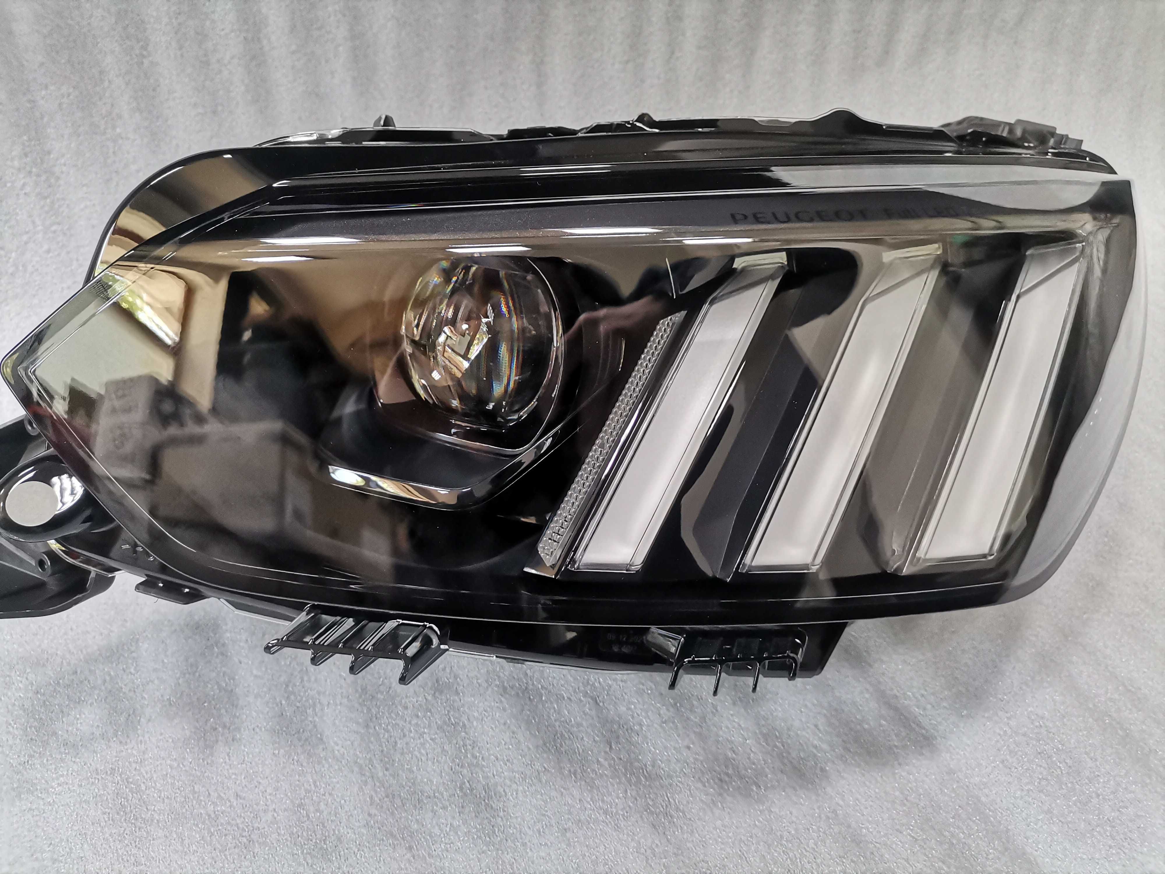 Нов Оригинал Ляв Фар Full LED Peugeot 208 2008