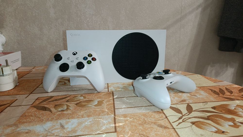 Xbox Series S 512 ГБ ТОРГ и два геймпада