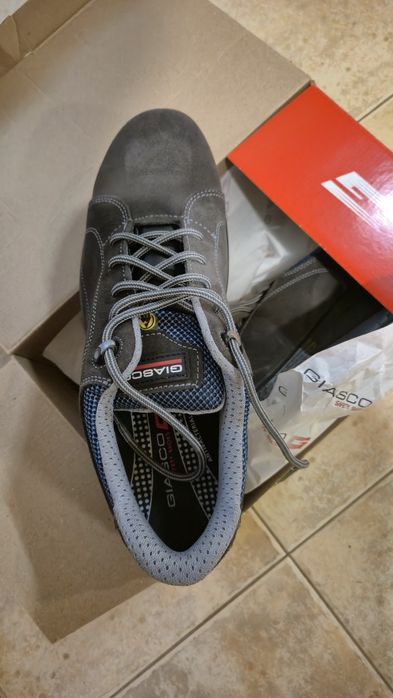 Продавам работни обувки със защитно бомбе  Giasco 44 номер, Нови