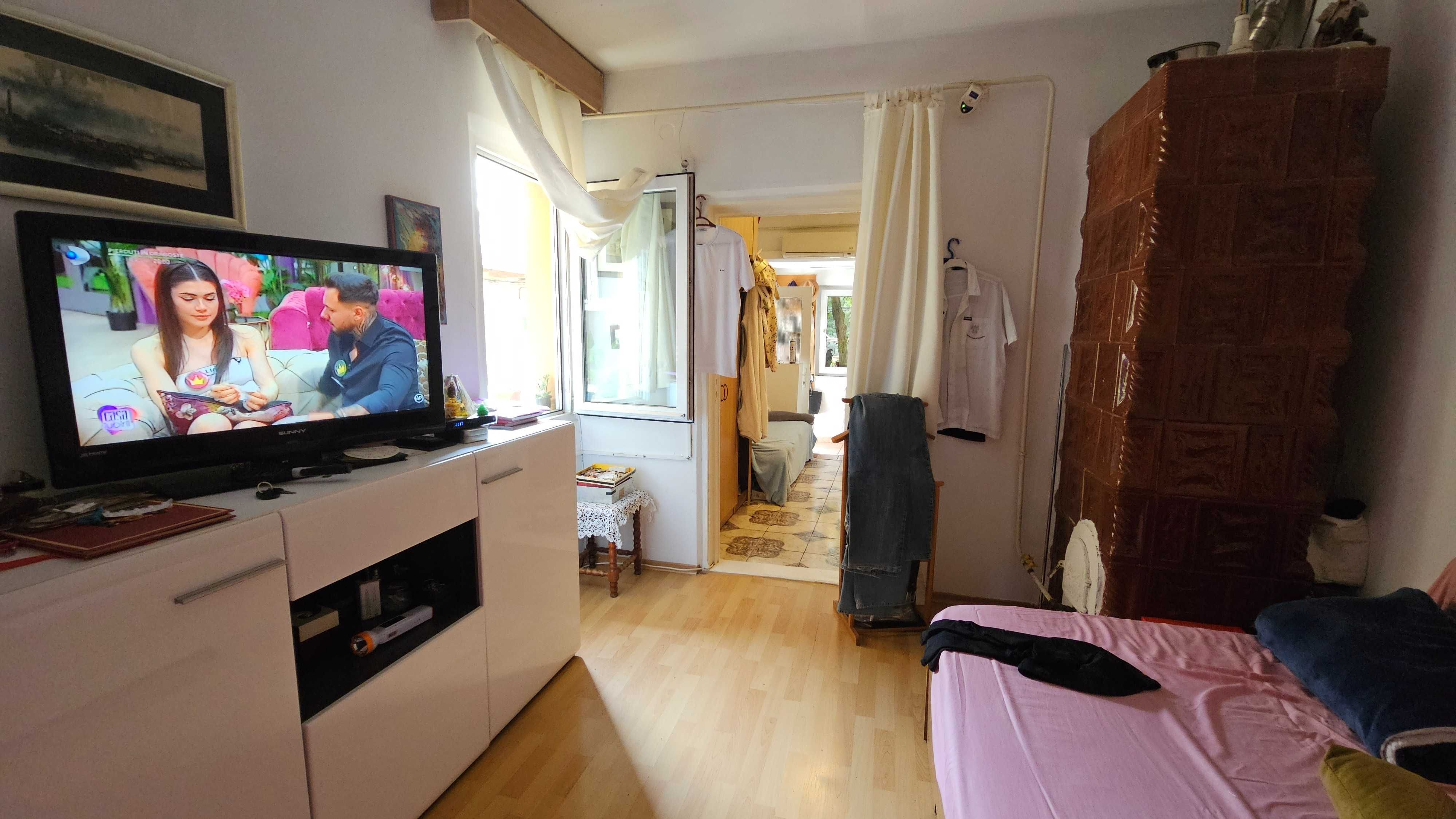 Vand Casa la curte