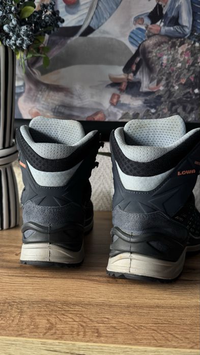 Дамски туристически обувки Lowa номер 38