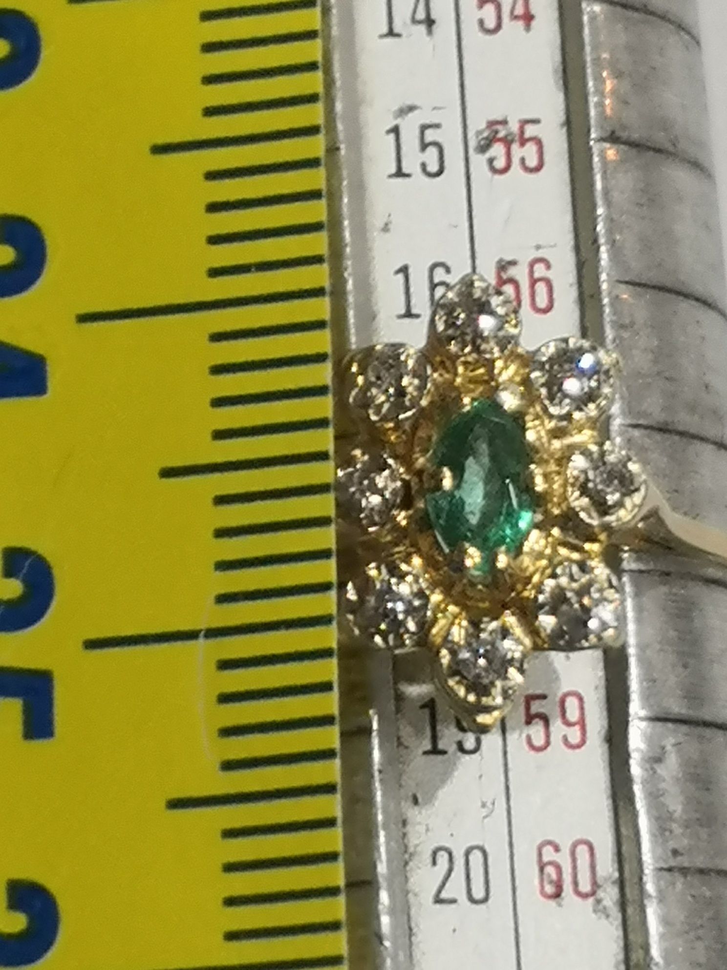 Vind inel din aur 18kt cu diamante și smarald