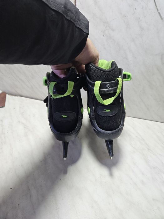 Patine 1044 gheata reglabile   marime 33-34-35-36 și 37 .