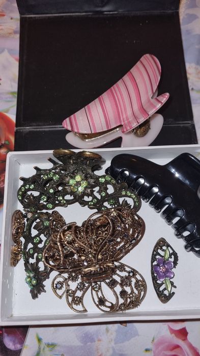 Стразы на треснутых заколках