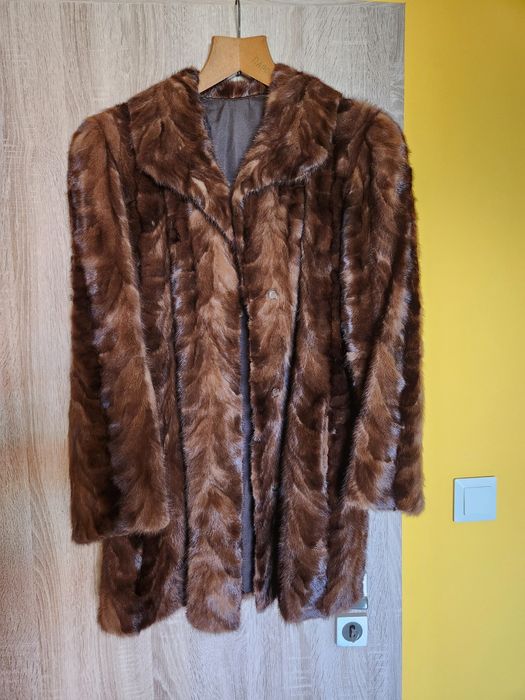 Продавам дамско палто от норка в изключително добро състояние.