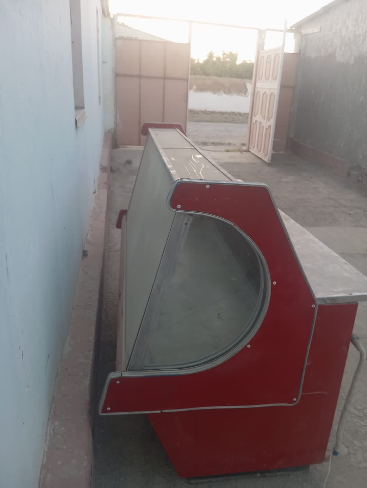 Haladinik. Vetrina  sotiladi