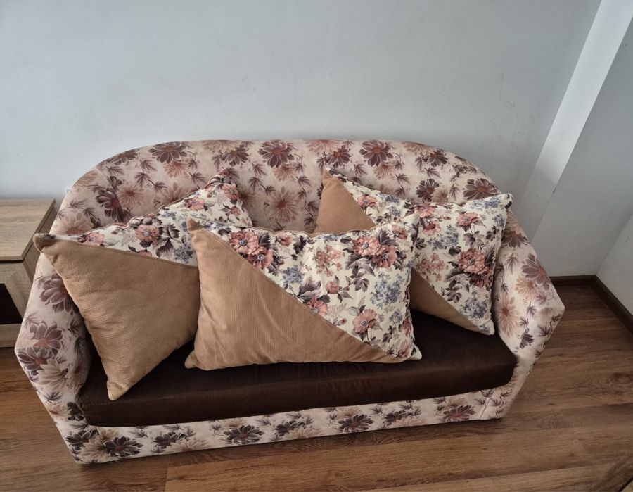 Canapea de living cu 3 perne de decor