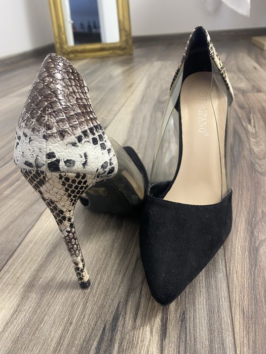Tocuri tip stiletto cu catifea neagra si piele sarpe