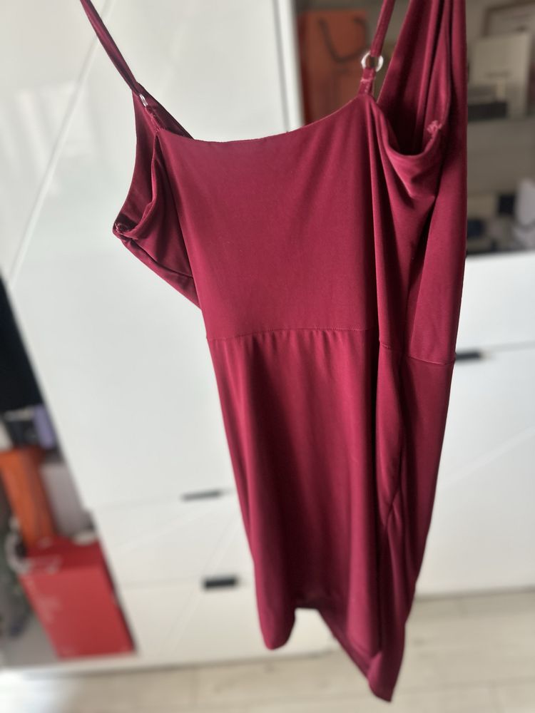 Червена рокля Missguided