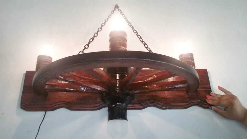 Етно стенна лампа-аплик от колело на каруца с ръчно изработени дървени