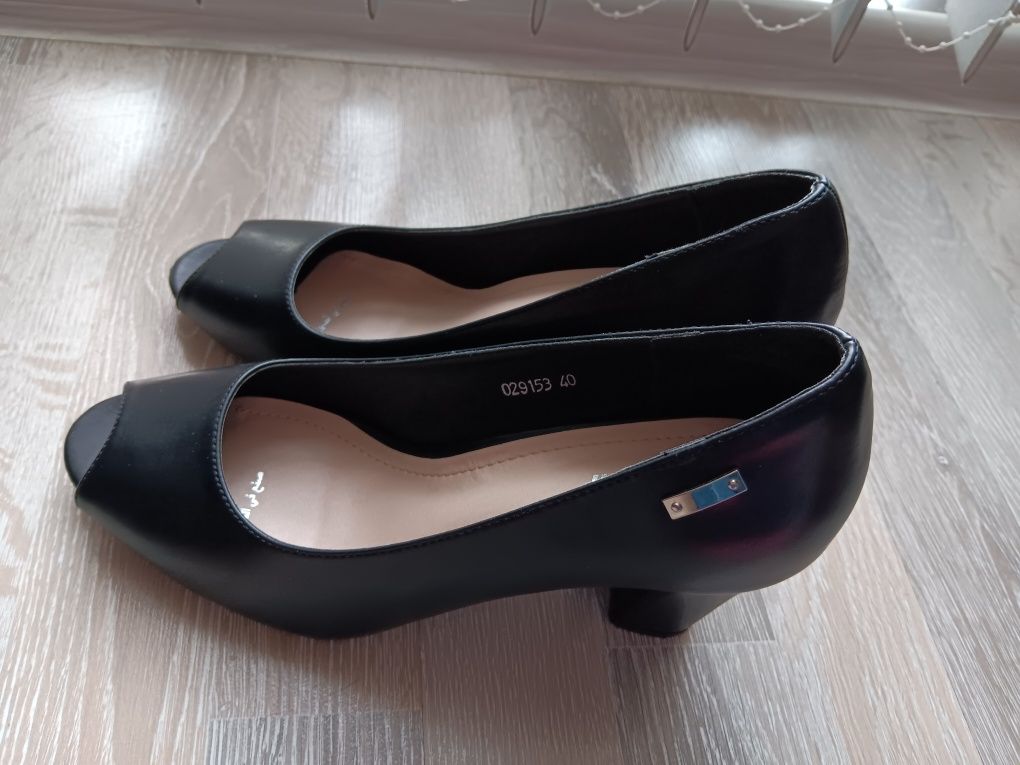 Черни елегантни обувки - отворени от еко кожа 39-40 номер