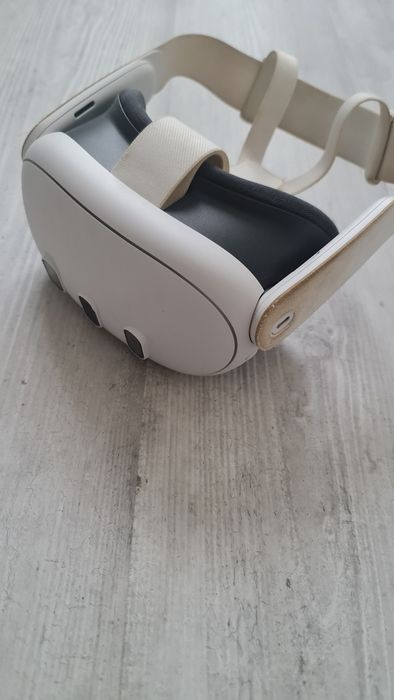 2 употреба VR headset meta quest 3 526gb памет със зарядно в добро със