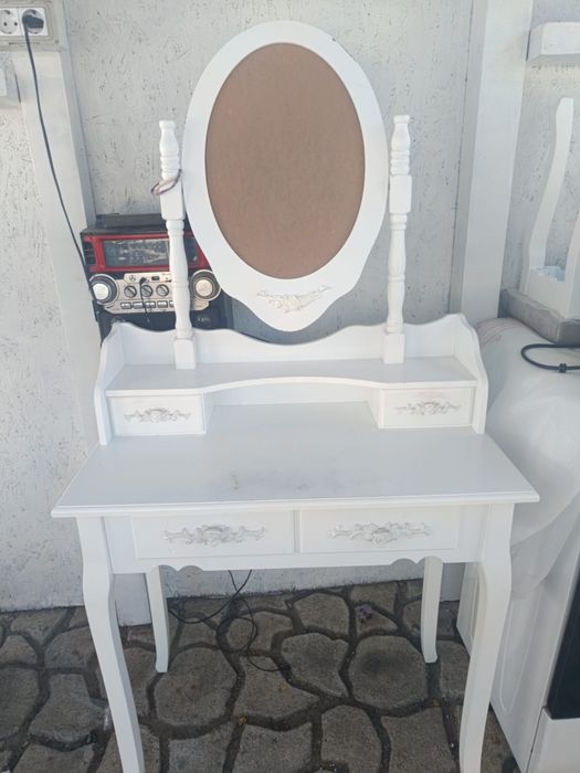 Măsuță de machiaj cu scaun inclus in stare foarte buna