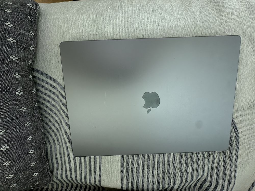 Macbook. Pro 16   M1 pro.  32 GB RAM/ 2TB SSD