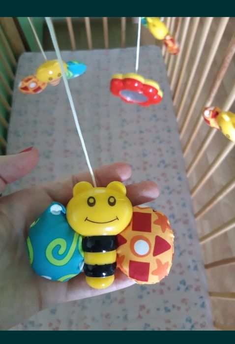 Carusel muzical rotativ actionat mecanic + jucarii