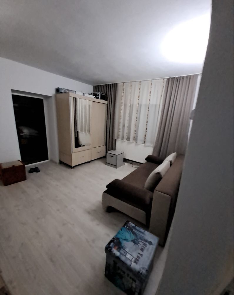 Vând apartament la casa în Drăgășani