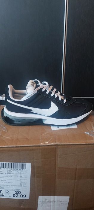 Маратонки Nike 42