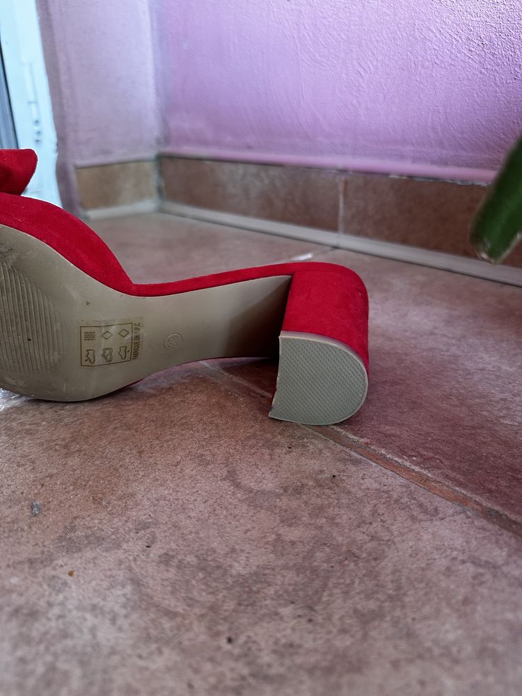Pantofi deschiși roșii