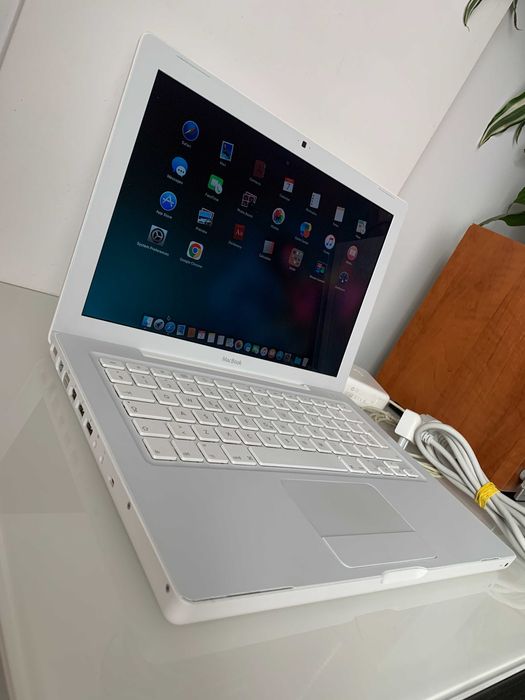 Apple MacBook 13” 2009 model A1181 stare bună laptop