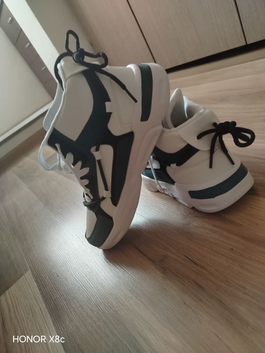 Vând papuci tenis mărimea 40