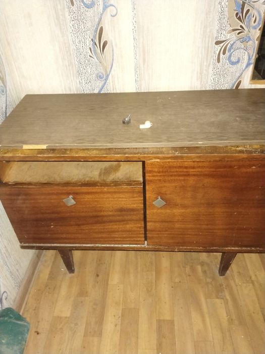 Отдам даром тумбочку и кресло кровать.Самовывоз.