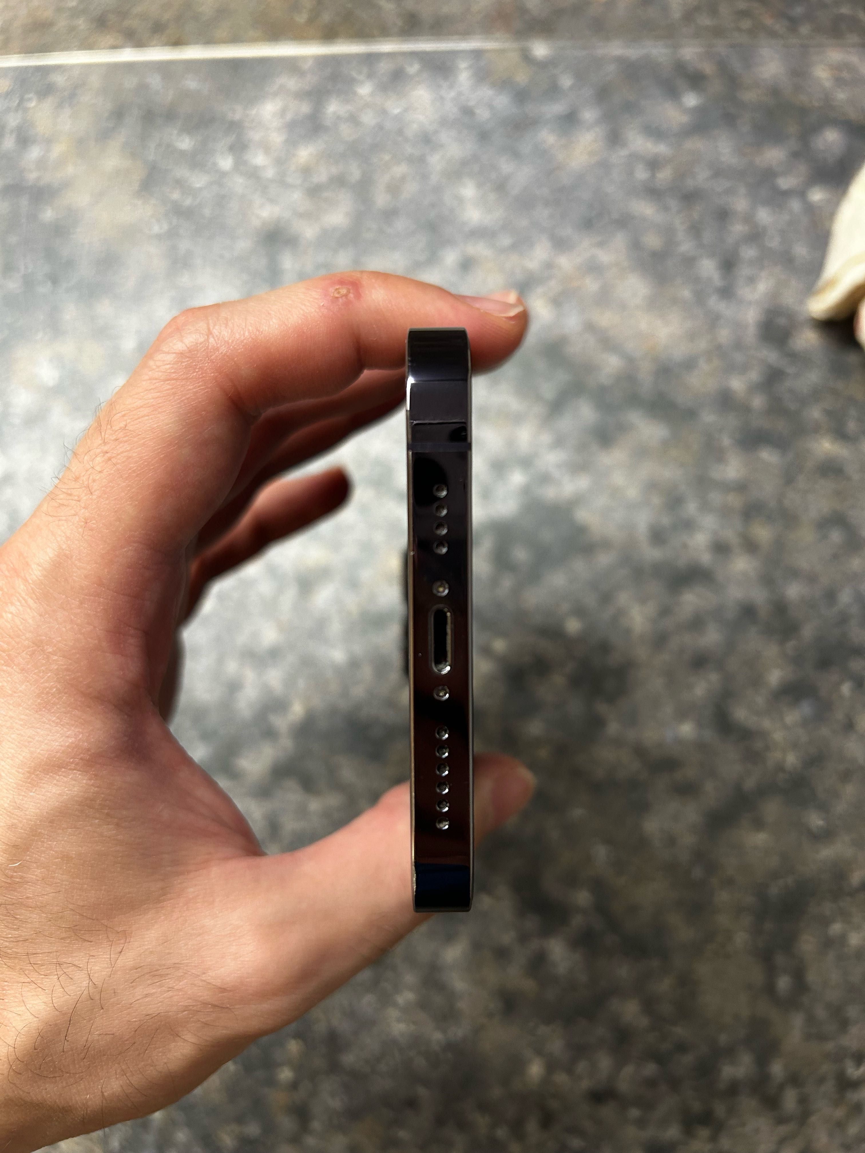 iPhone 14 Pro Max, 128GB в запазено визуално и техническо състояние.