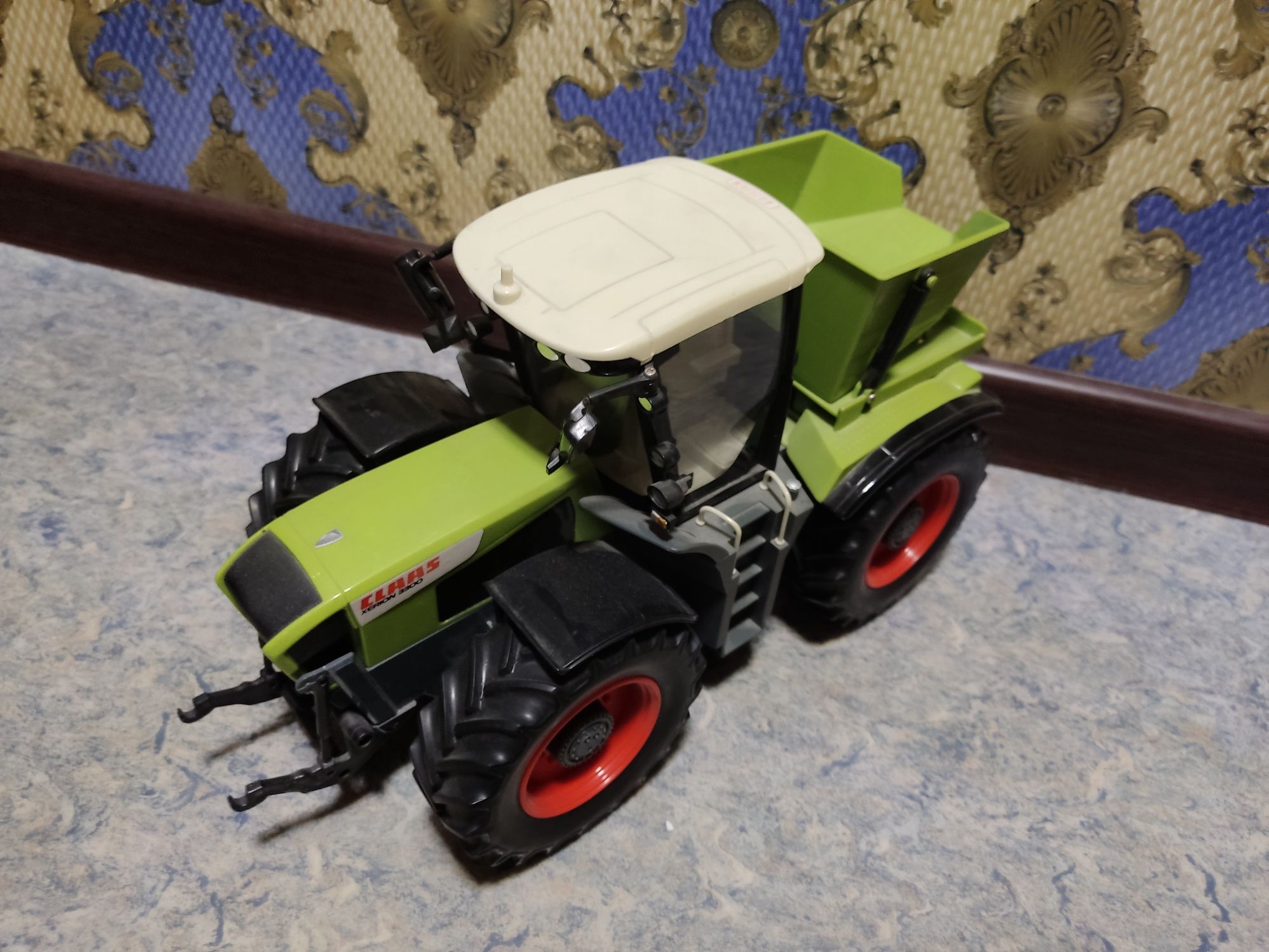 Продам игрушечный трактор