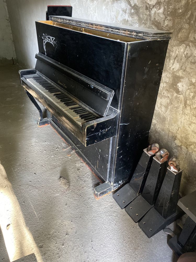 Рояль и пианино продаются.
