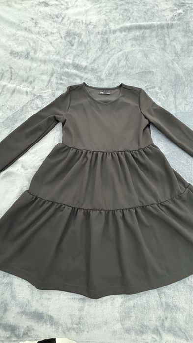 Дамска черна бейсик рокля разкроена