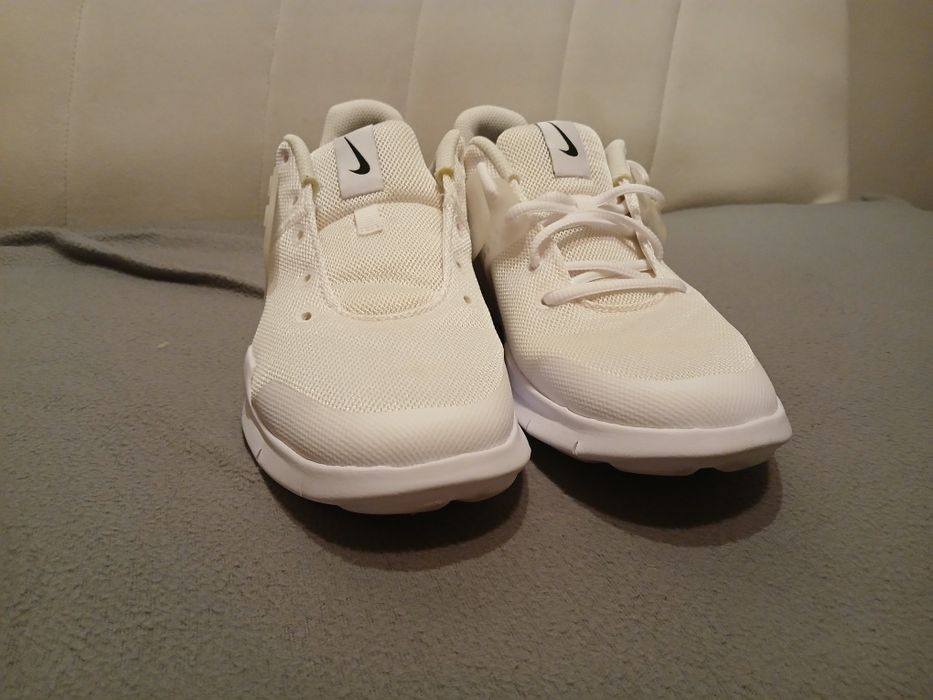 Adidași Nike arrow