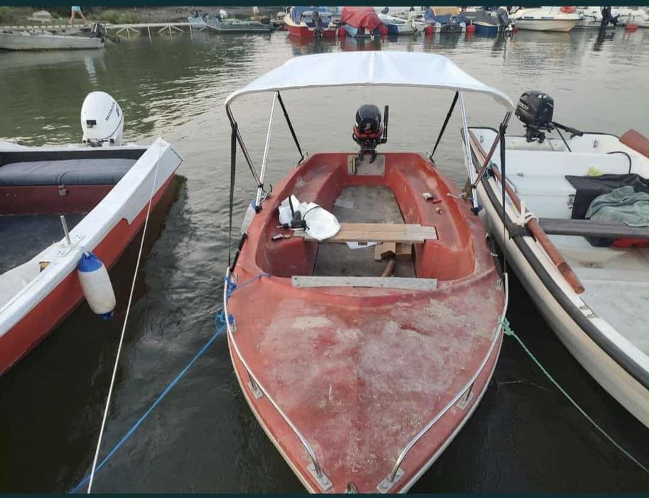 Vând barca cu motor
