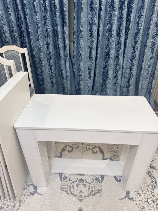 Продаю стол с раздвижным механизмом и 6 стульев.