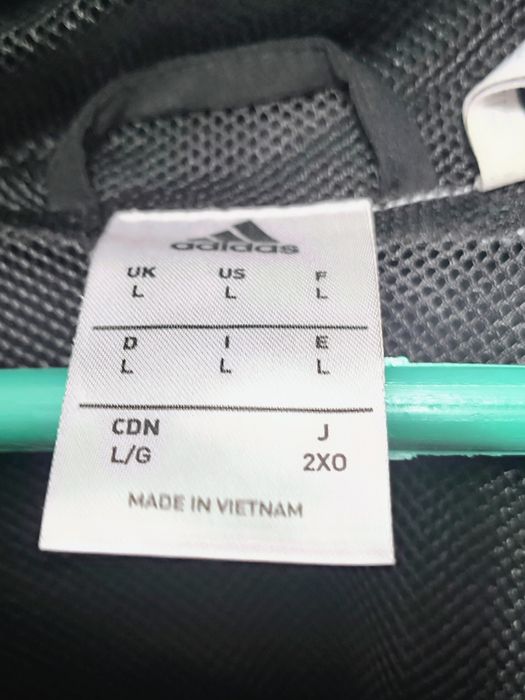 Geaca marca Adidas marime L culoare neagru și roșu