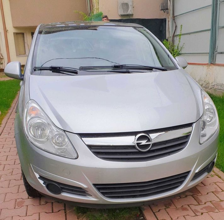Opel Corsa 1.4 benzină, cutie automată – cu trapă și suport bicicletă!