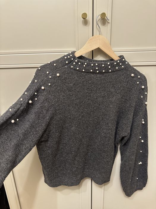 Пуловер на перли в сиво