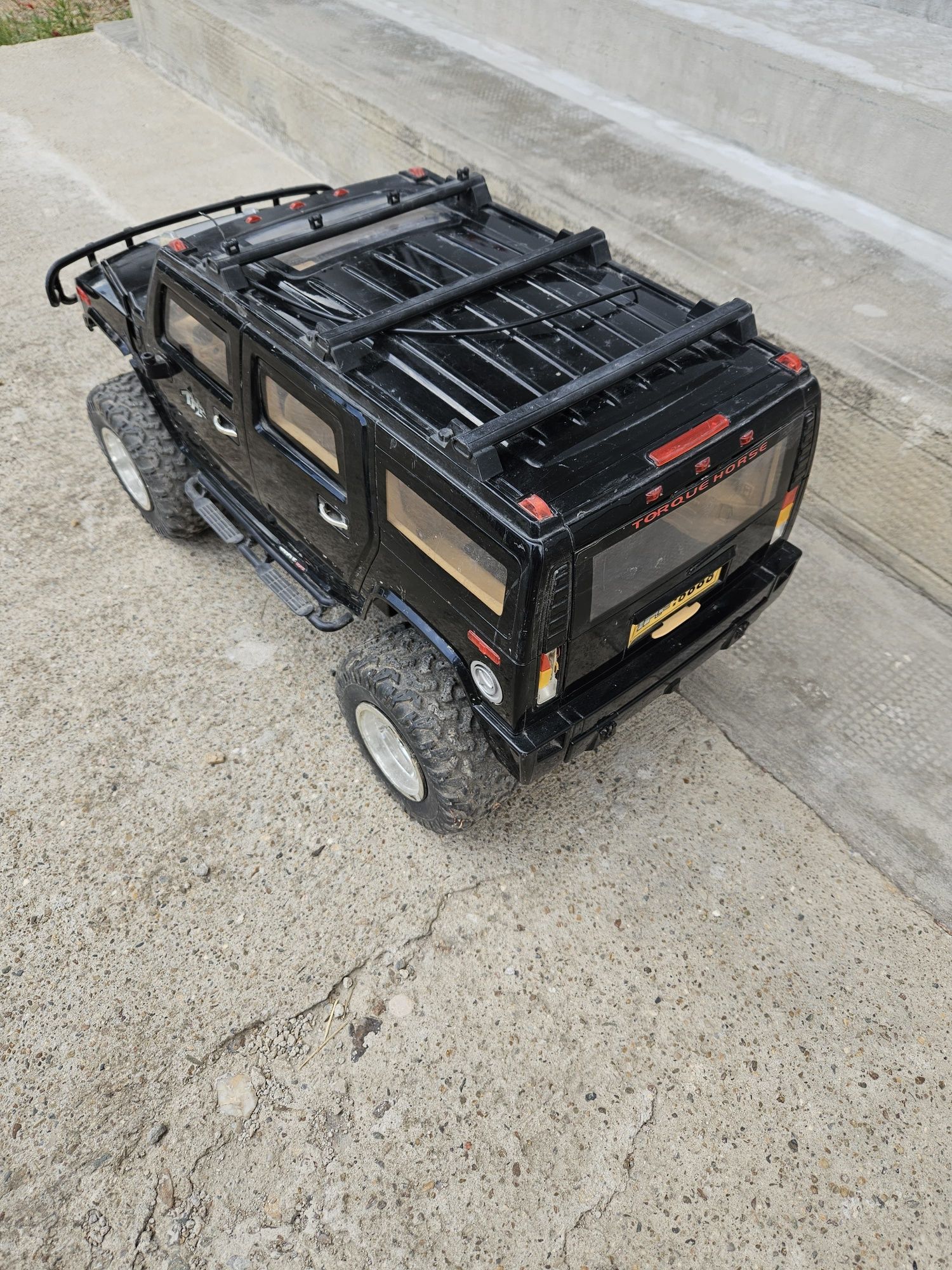 Vând masinuta jeep cu telcomanda