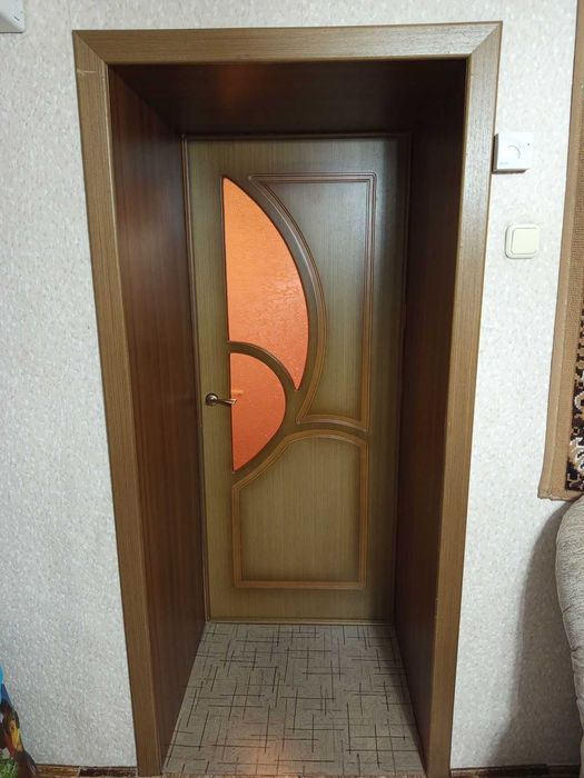 Дверь межкомнатная 80 см в идеальном состоянии с обналичкой и добором.