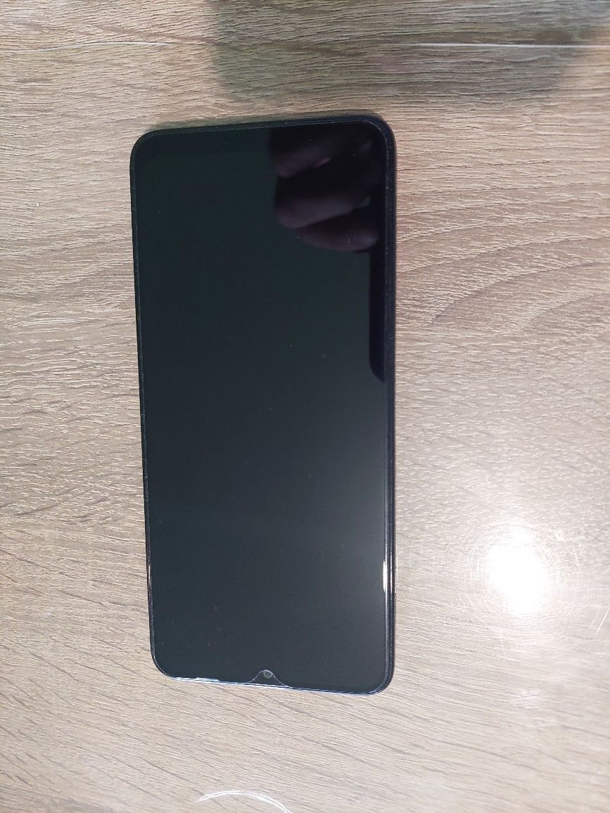 Продавам нов телефон TCL 405