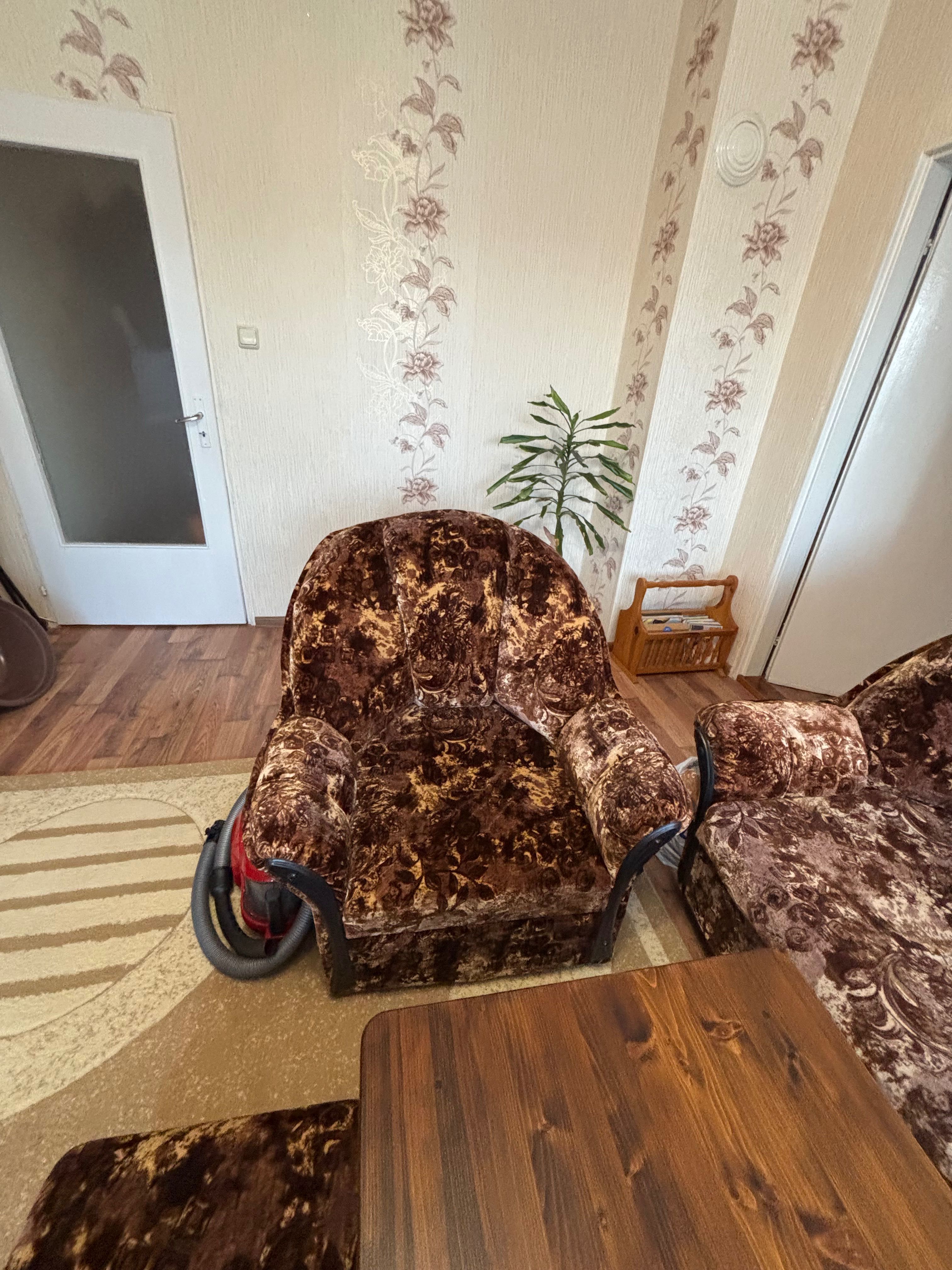 Холна гарнитура без забележки - диван, два фотьойла, две табуретки